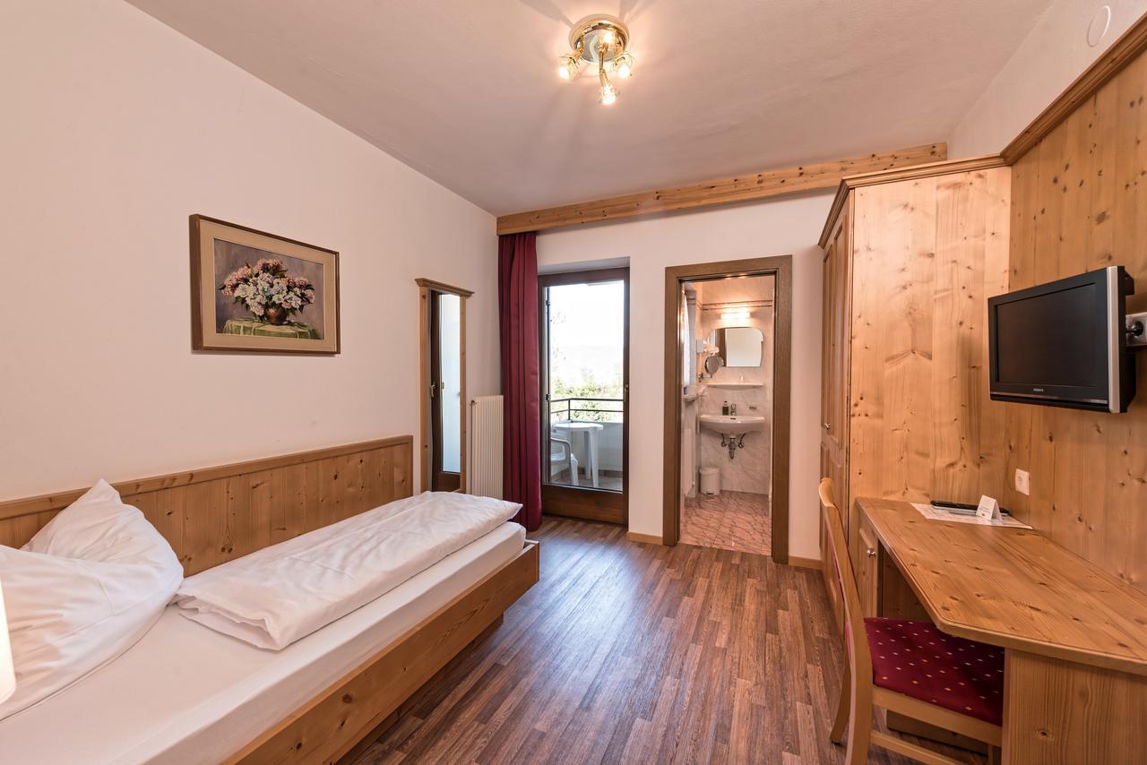 Hotel St. Justina Hof アッピアーノ・スッラ・ストラーダ・デル・ヴィーノ エクステリア 写真
